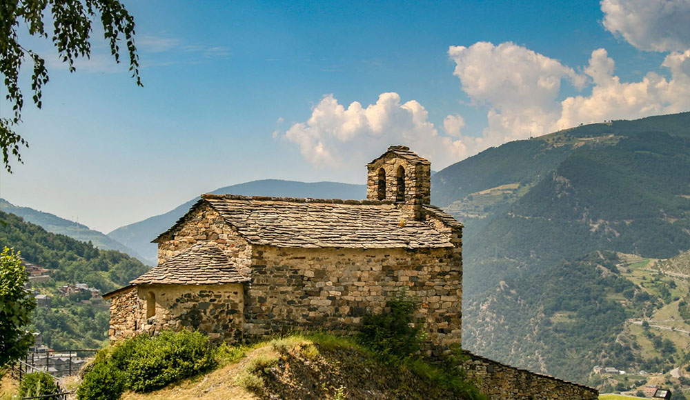 La iglesia románica de Sant Miquel en el encantador pueblo de Fontaneda